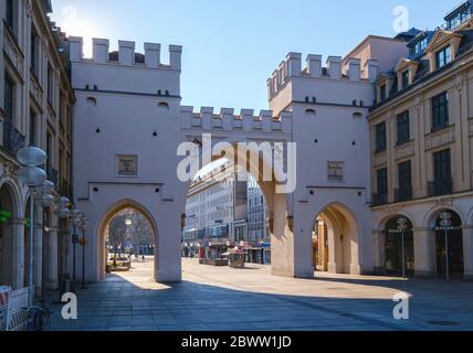 Germania, Baviera, Monaco, porta medievale di Karlstor e Neuhauser Strasse vuoto Foto Stock