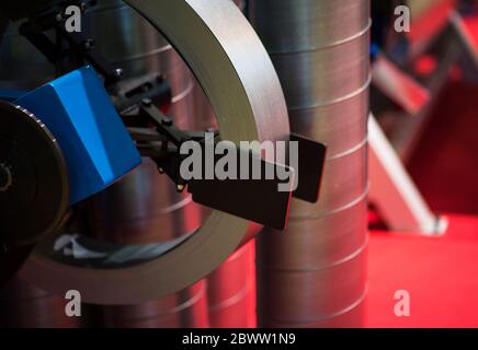 La produzione di acciaio rivestito di zinco rool. Foto Stock