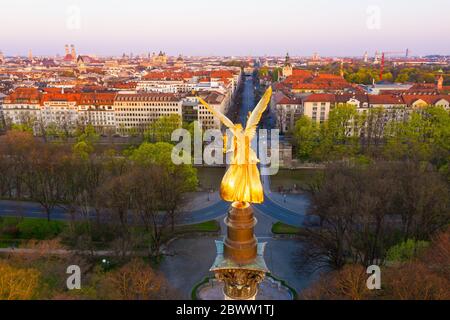 Germania, Baviera, Monaco, drone vista del monumento Angelo della Pace all'alba Foto Stock