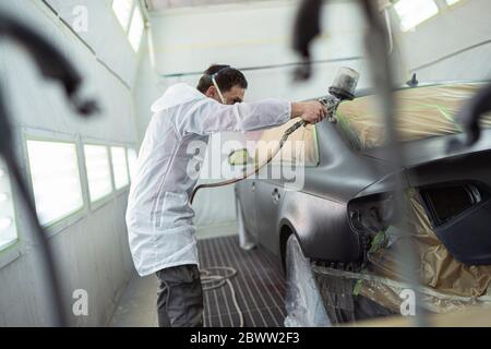 Macchina per pittura di pittori di carrozzeria in cabina di verniciatura Foto Stock