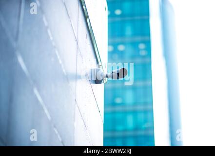 Tre videocamere di sicurezza cctv sulla strada pilone Foto Stock