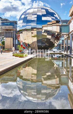 Millennium Square Globe Sculpture a Bristol, Inghilterra Regno Unito Foto Stock