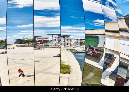 Millennium Square Globe Sculpture a Bristol, Inghilterra Regno Unito Foto Stock