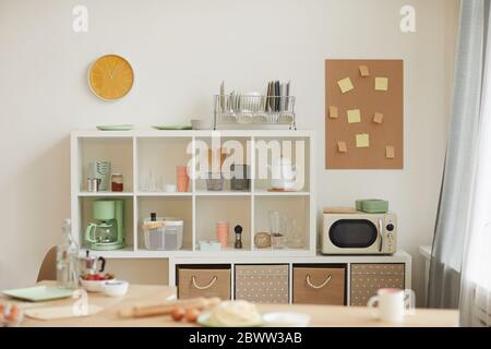 Immagine di piccola cucina domestica con ripiani e scatole Foto Stock