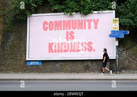 St Anne's, Londra, Regno Unito. 3 giugno 2020. Coronavirus: Un cartellone con un messaggio positivo "la comunità è gentilezza". Credit: Matthew Chpicle/Alamy Live News Foto Stock