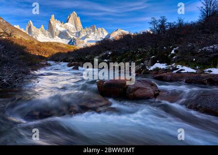 Monte Fitz Roy e fiume in autunno, El Chalten, Patagonia, Argentina Foto Stock