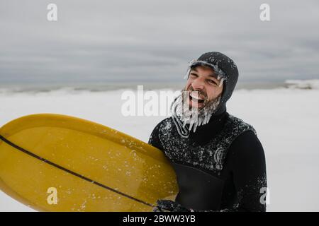 Surfista con tavola da surf nella neve in Ontario, Canada Foto Stock