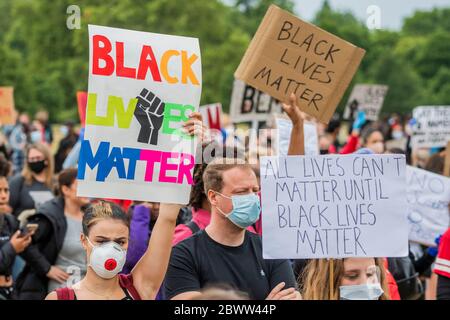 Londra, Regno Unito. 03 giugno 2020. I manifestanti rispondono alla morte di George Floyd, a Minneapolis la scorsa settimana, riunirsi ad Hyde Park come parte di una giornata di azione contro la discriminazione. L'afroamericano di 46 anni è stato girato come un ufficiale bianco della polizia inginocchiato sul collo per quasi nove minuti. Il "blocco" dei morti continua per l'epidemia di Coronavirus (Covid 19) a Londra. Credit: Guy Bell/Alamy Live News Foto Stock