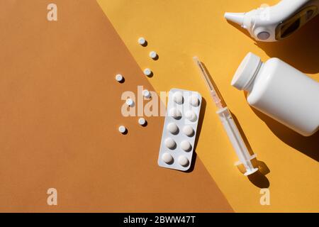 Confezione blister da studio di pillole, flacone per pillola, termometro digitale e siringa Foto Stock