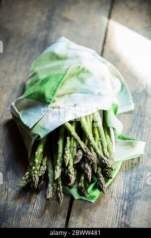 Mazzo di stocchi di asparagi freschi Foto Stock