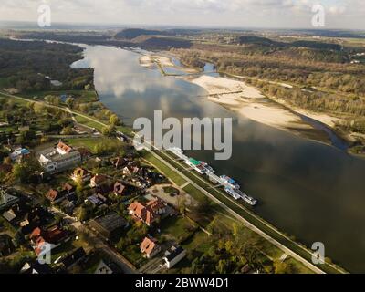 Vista panoramica aerea del fiume Vistola e Kaziemierz Dolny città vecchia in Polonia Foto Stock