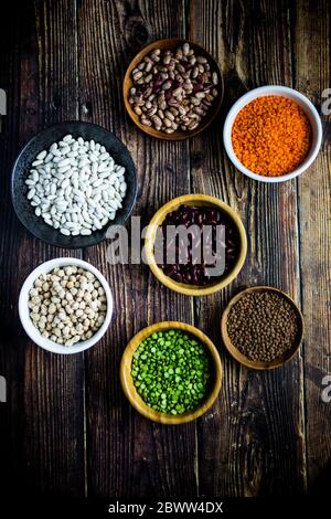 Ciotole di fagioli e lenticchie vari Foto Stock