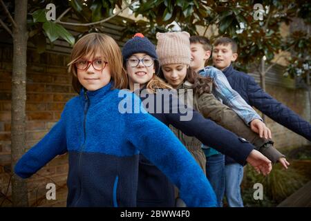 Gruppo di bambini in cortile durante il periodo di pausa Foto Stock