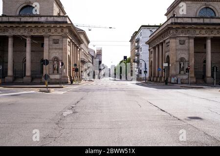 Italia, Milano, incrocio vuoto di fronte a porta Venezia durante lo scoppio della COVID-19 Foto Stock