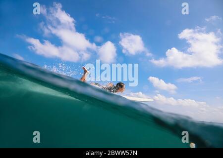 Donna che naviga in mare, Bali, Indonesia Foto Stock