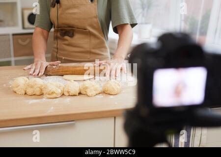 Primo piano di blogger alimentare che fa un impasto e mostra master class sul video Foto Stock