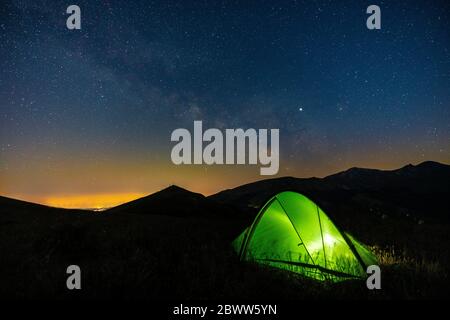 Italia, tenda verde illuminata di notte sull'altopiano piani di Ragnolo Foto Stock