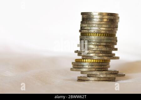 Pila di monete in euro su sfondo bianco con spazio per la copia Foto Stock