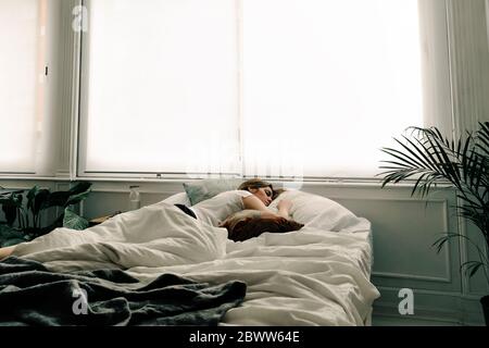 Donna che dorme nel letto Foto Stock
