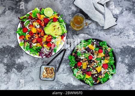 Due piatti di insalate miste di frutta e verdura Foto Stock