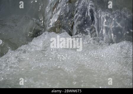 Srudelndes Schmelzwasser in kleinem Bach des Morteratschgletschers Foto Stock