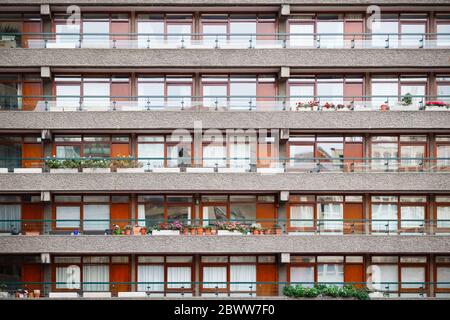 Facciata della Barbican Estate, un isolato residenziale a Londra, Regno Unito Foto Stock