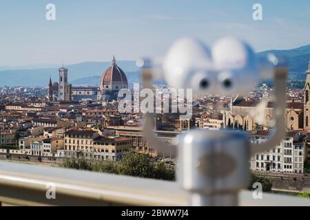 Italia, Toscana, Firenze, binocoli a gettoni puntati verso il Duomo di Firenze Foto Stock