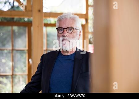 Ritratto di uomo anziano con i capelli bianchi Foto Stock