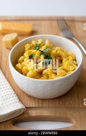 I tradizionali maccheroni americani e i formaggi conforta (anche chiamati formaggio mac n) con pasta al gomito rivestita in una cremosa salsa cheddar. Foto Stock