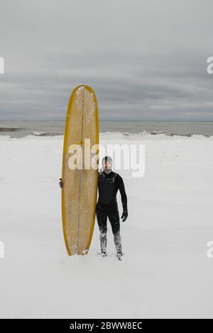 Surfista con tavola da surf nella neve in Ontario, Canada Foto Stock