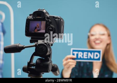 Videocamera sul treppiede con la donna che riprende i contenuti per il suo blog Foto Stock