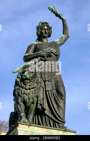 Germania, Baviera, Monaco, vista a basso angolo della Statua della Baviera Foto Stock