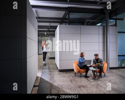 Uomo d'affari e donna d'affari che hanno una riunione in ufficio moderno Foto Stock