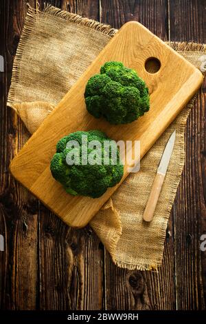 Posizionare il tappetino, il tagliere, il coltello da cucina e i broccoli freschi Foto Stock