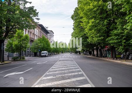 Italia, Milano, via Dante vuota durante l'epidemia di COVID-19 Foto Stock