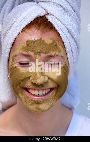 Ritratto di ragazza adolescente ridente con maschera facciale Foto Stock