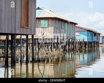 Benin, Dipartimento Atlantique, Ganvie, case di inclinazione sulla riva del lago Nokoue Foto Stock