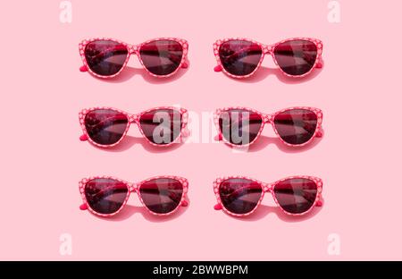 Occhiali da sole rosa retro su sfondo rosa pastello Foto Stock