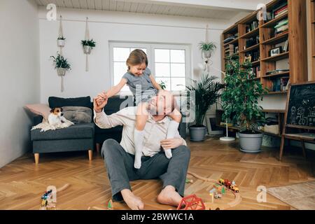 Padre giocando con sua figlia a casa Foto Stock
