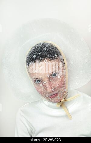 Ritratto di ragazza adolescente con cofano bianco velo Foto Stock