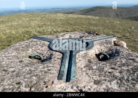 Ordnance Survey Triangulation Plate on the Summit of Lank Rigg, Lake District, Cumbria, UK Foto Stock