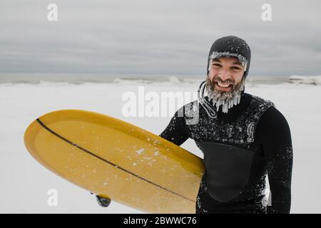 Surfista con tavola da surf nella neve in Ontario, Canada Foto Stock