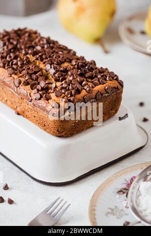 Pane di avena con pere e gocce di cioccolato Foto Stock
