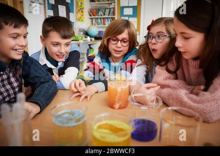 Gruppo di bambini in una lezione di chimica scientifica Foto Stock