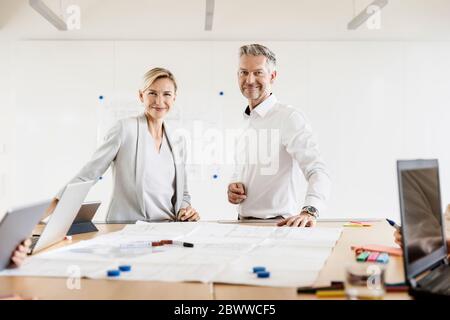 Ritratto di uomo d'affari e uomo d'affari fiduciosi che conduce una riunione in ufficio Foto Stock