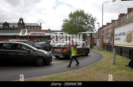 Le automobili sono dirette al drive through di McDonald a Pollokshaws, Glasgow come è stato annunciato drive thrus sono di riaprire, come la Scozia sta passando alla fase uno del governo scozzese piano per il graduale sollevamento blocco. Foto Stock