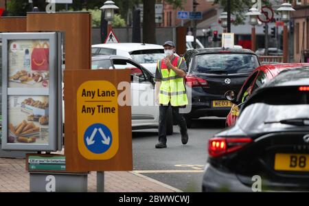 Le automobili sono dirette al drive through di McDonald a Pollokshaws, Glasgow come è stato annunciato drive thrus sono di riaprire, come la Scozia sta passando alla fase uno del governo scozzese piano per il graduale sollevamento blocco. Foto Stock