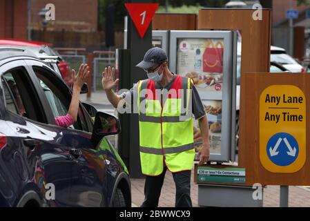 Le automobili sono dirette al drive through di McDonald a Pollokshaws, Glasgow come è stato annunciato drive thrus sono di riaprire, come la Scozia sta passando alla fase uno del governo scozzese piano per il graduale sollevamento blocco. Foto Stock