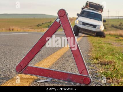 Triangolo di sicurezza segnalazione di un incidente stradale, Sudafrica Foto Stock