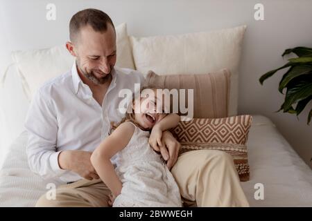 Padre solletico sua figlia Foto Stock